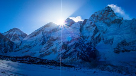 Pohled na východ slunce za Everestem při stoupání na Kala Patar